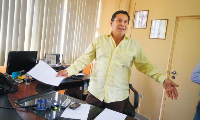 Denuncian a Carlos Burgos por falsear certificados de estudios