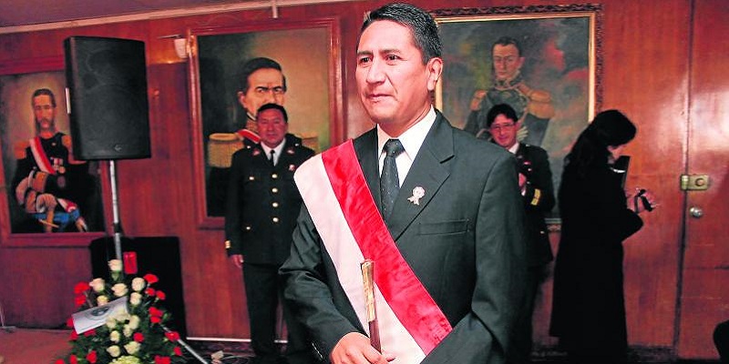 Cerrón perdería hasta candidatura por usar banda de Presidente de la República