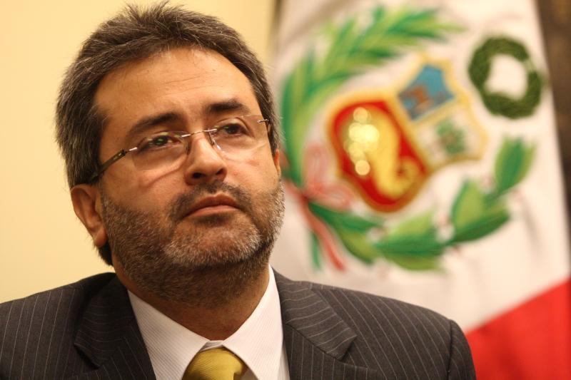 Premier Juan Jiménez descarta despido masivo, pero sí habrá evaluación