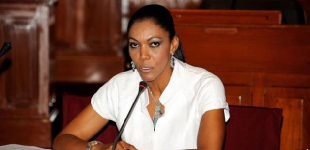 Presiones de Uribe coinciden con salida del director