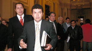 Presidente de Ucayali usó el canon para regalar pasajes a futbolistas y periodistas