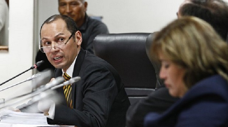 Negociazo de ex asesor Carlos Moreno en servicios del SIS llegó hasta Loreto
