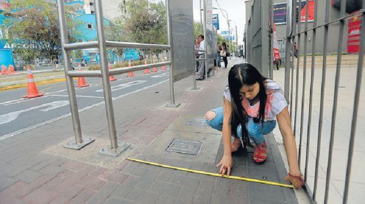 Denuncian deficiente supervisión en el montaje de paraderos