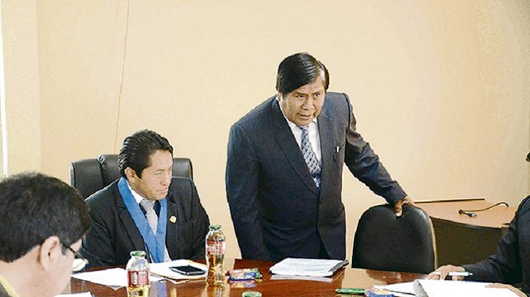 Gobernador de Puno hace rodar la cabeza de cuestionado funcionario