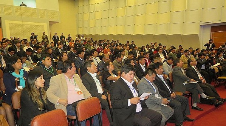 Denuncia de presuntas coimas en ministerios es calificada como incapacidad por alcaldes