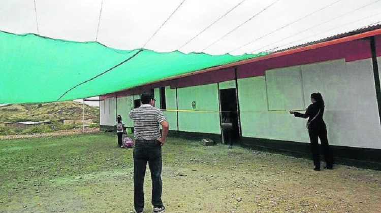 Detectan deficiencias en instalación de aulas prefabricadas en Morropón