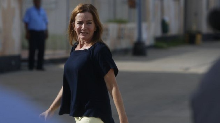 Ministra de Educación estaría involucrada en irregularidades por compra de computadoras, según contralor