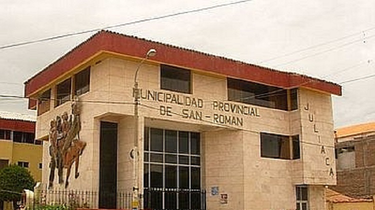 Dirigenta denuncia a tres funcionarios de Juliaca por negociación incompatible