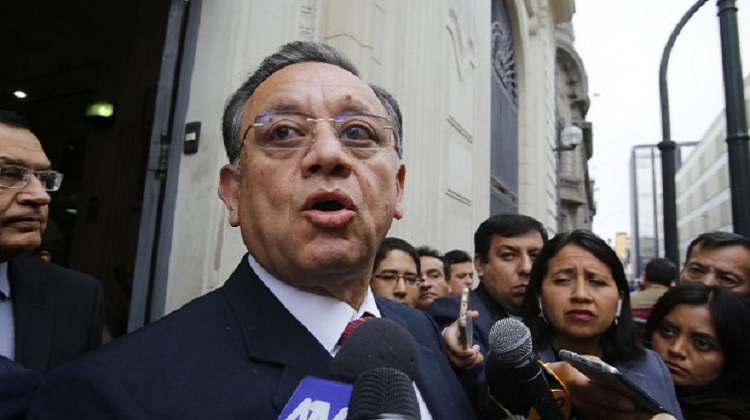 Alarcón pide reposición como contralor y millonaria indemnización