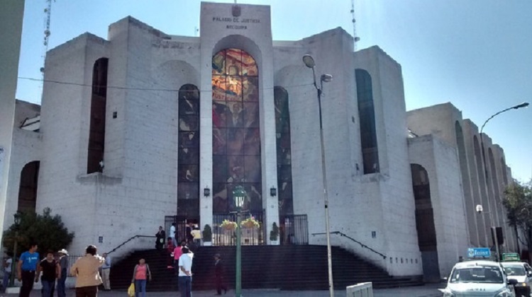 Sentencian a tres funcionarios por sobrevalorar compra de camionetas