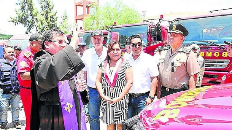 Empresa gestiona tarjetas de propiedad para entregar vehículos a bomberos