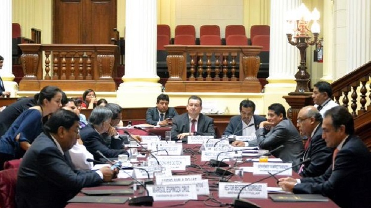Aprueban declaración de intereses para funcionarios públicos
