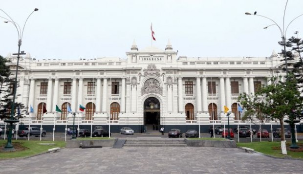 Denuncian a cuatro funcionarios del Congreso por caso de computadoras