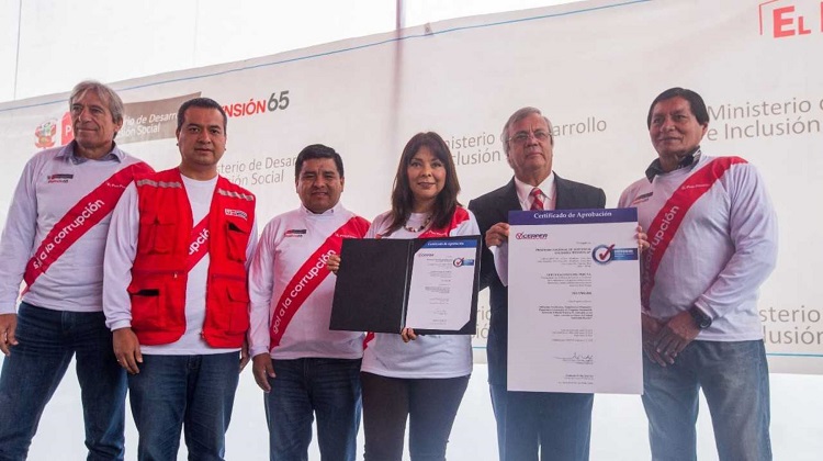 Ministra La Rosa recibió Certificación Internacional Anticorrupción otorgada a Pensión 65