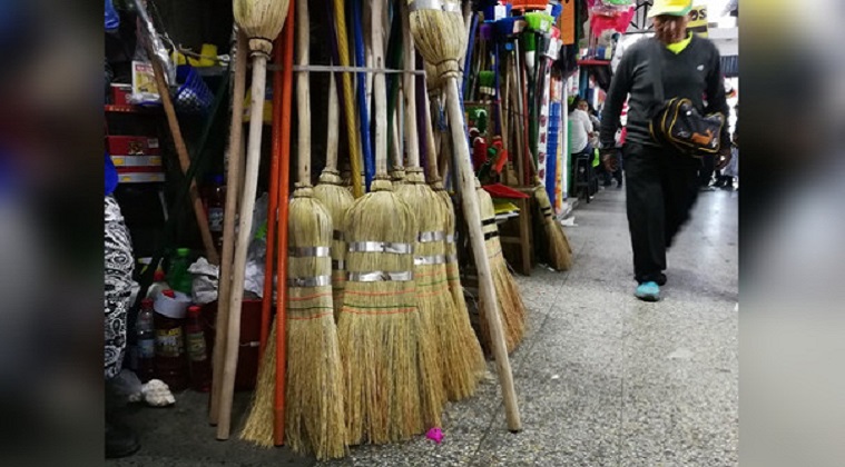 Segat aprueba compra de escobas con precios presuntamente sobrevalorados