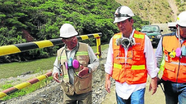 Las autoridades dejan sus cargos en medio de investigaciones penales