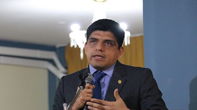 Implican a 6 congresistas en red criminal
