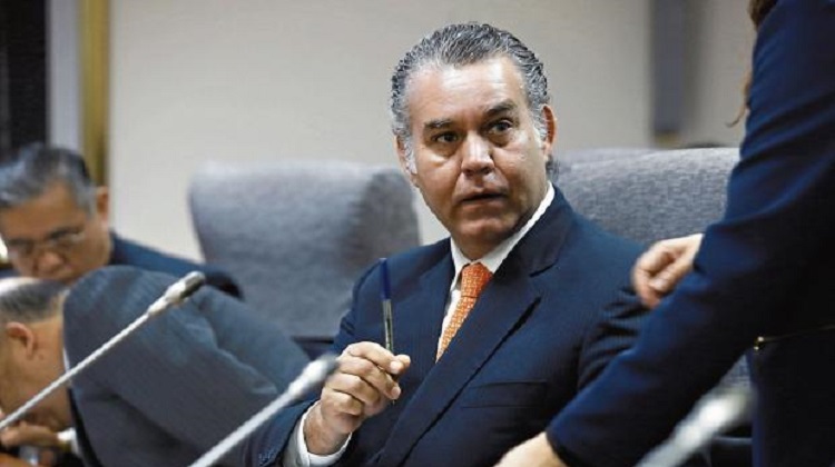 Acusarán a congresista Víctor Albrecht por caso Eslimp Callao