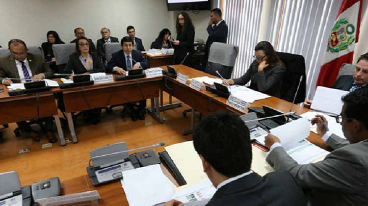 Cuestionan a Comisión de RCC del Congreso y piden sacar a Karla Schaefer