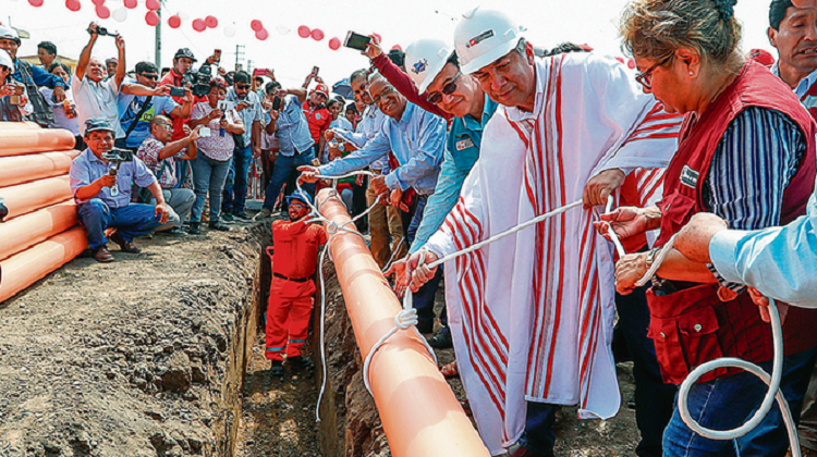 Después de treinta años inició obra de saneamiento en 12 PP.JJ.
