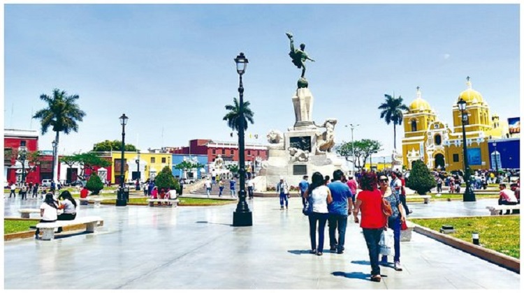 Denuncian a 9 exfuncionarios por presunta sobrevaloración de obra de plaza de armas