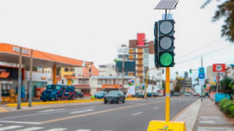Instalan primer semáforo que funciona con energía solar en San Miguel