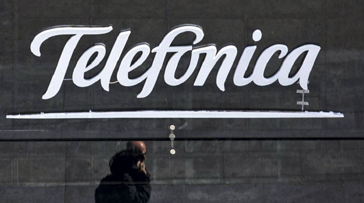 Telefónica, bajo sanción y fallos desfavorables, se aleja de su recuperación