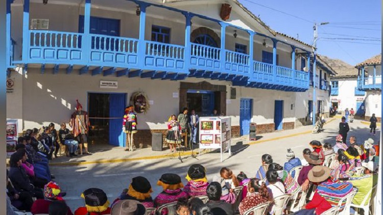 Cusco: cuestionan compra de césped sintético para Paucartambo