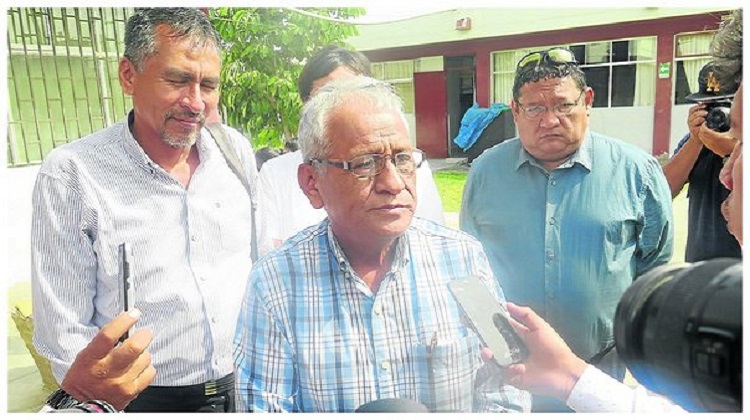 Gobernador regional cambia de versión sobre consultores