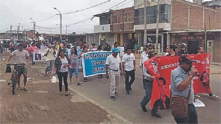 Protestan contra gestión de alcalde Jesús Luna en Contralmirante Villar