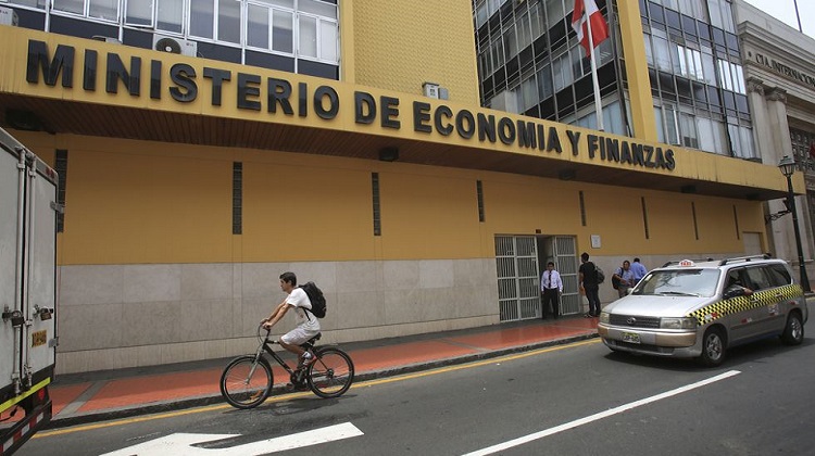 Solo el MEF gasta en contratación de asesores más que 12 ministerios juntos