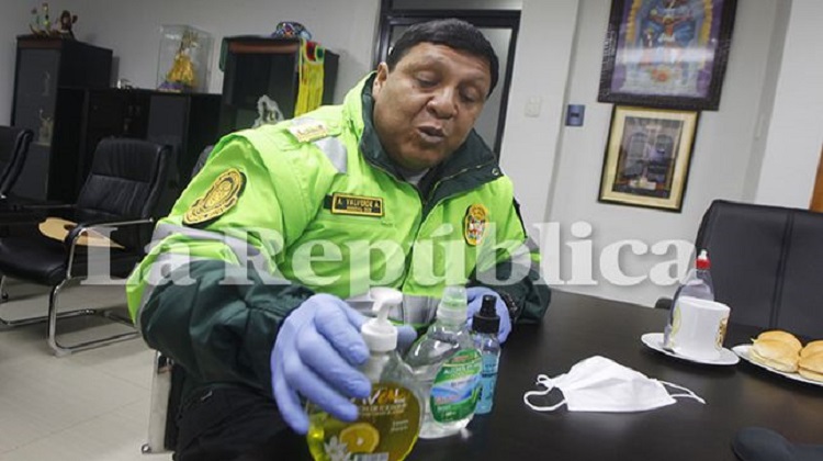 Policía en Puno pagó S/ 35 por frascos de alcohol cuando su precio es S/ 7