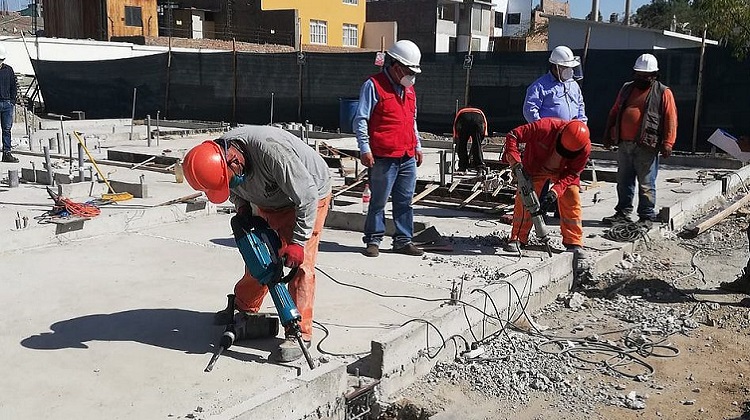 Ica: Contratista decide demoler trabajo mal hecho en hospital