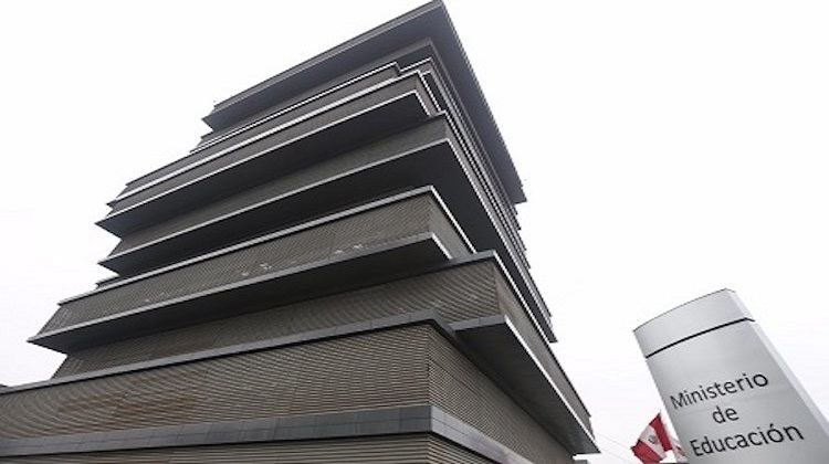 Ministerio de Educación cancela compra de uniformes institucionales