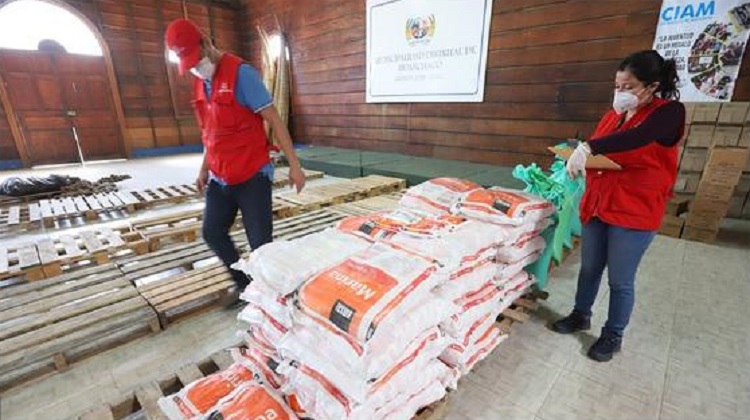 Alcalde y funcionarios envueltos en presuntas irregularidades en entrega de canastas