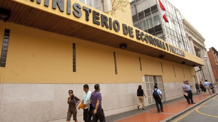 Fiscalía realizó inspección en el MEF por presuntas compras irregulares de pruebas COVID-19