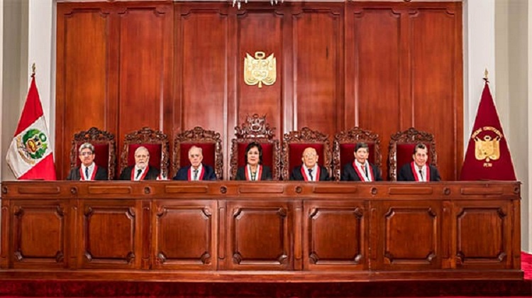 Familia de congresistas contratará con Estado