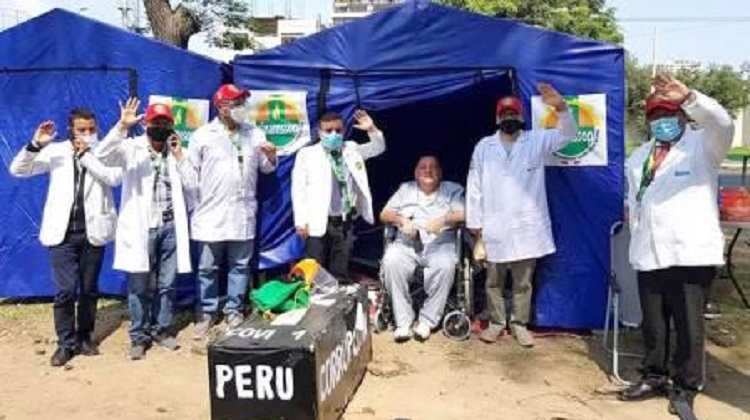 Médicos piden destitución de presidenta de EsSalud por presunta corrupción