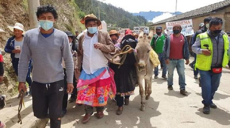 Huancavelica: alcalde es vestido con pollera y obligado a caminar junto a burro