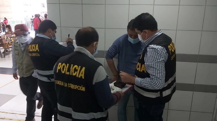 Lambayeque: Policía capturó a dos funcionarios de EsSalud por corrupción