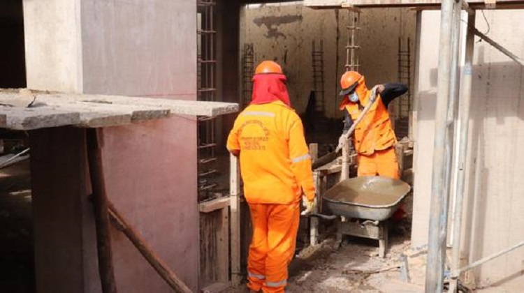 Detectan pago por ambientes no construidos y cemento vencido en obra