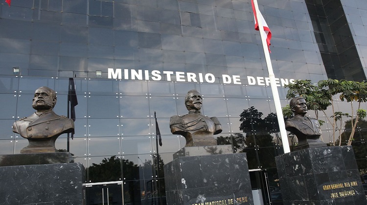 Denuncian injerencia de Walter Ayala en designación de corredora de seguros en el sector Defensa