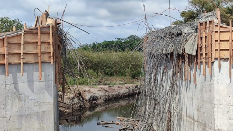 Pucallpa: Puente se desploma