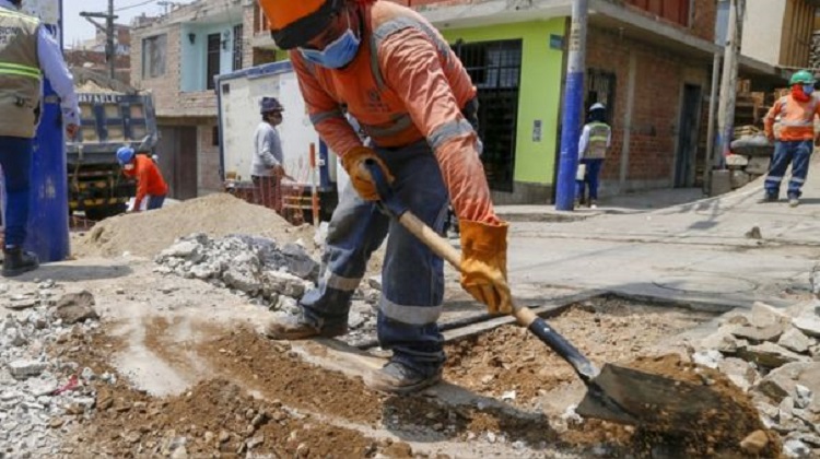 ¿Cuáles son los distritos que ejecutaron menos del 50% de su presupuesto en obras?