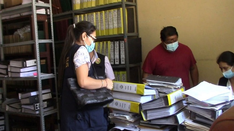 Policía y Fiscalía incautaron documentos por investigación sobre obras de colegios en el GRL