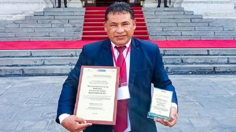 Otro alcalde que estuvo detenido este año fue premiado en Palacio de Gobierno