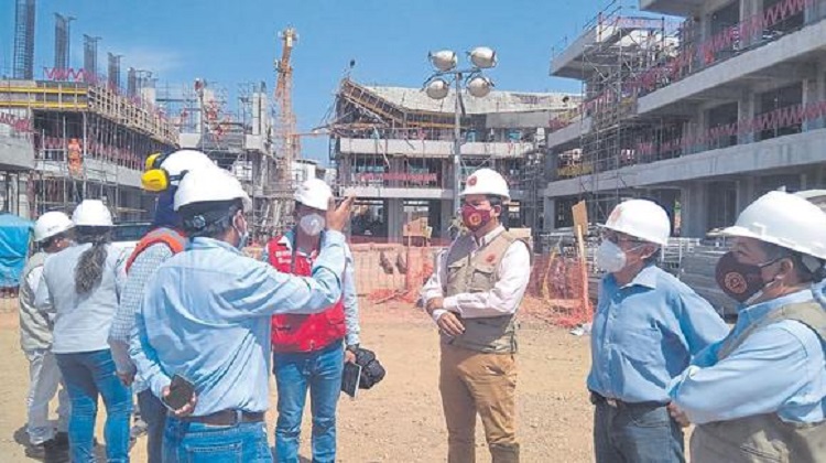 Piura: Se desploma el techo de colegio en construcción