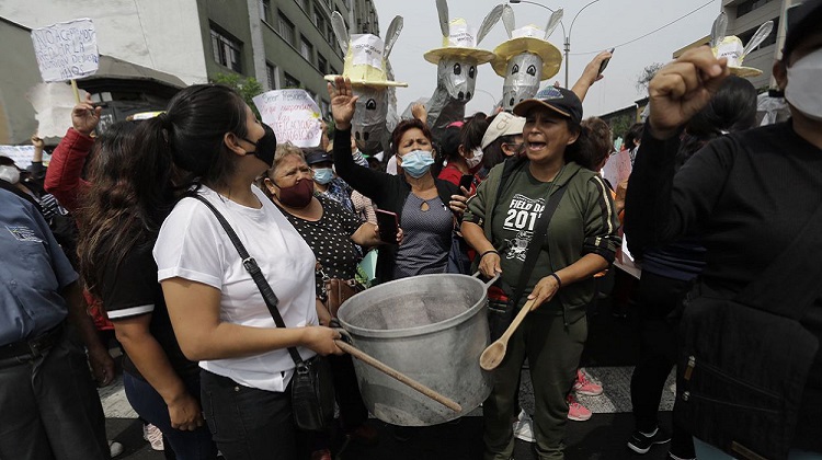 Vaso de Leche: madres rechazan modificación de reglamento que les daría un producto de baja calidad