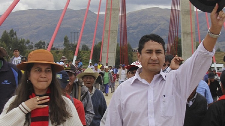 Vladimir Cerrón habría incrementado costos, según la Contraloría