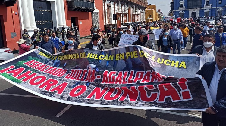 La Libertad: con marcha exigen que se culmine carretera en Julcán